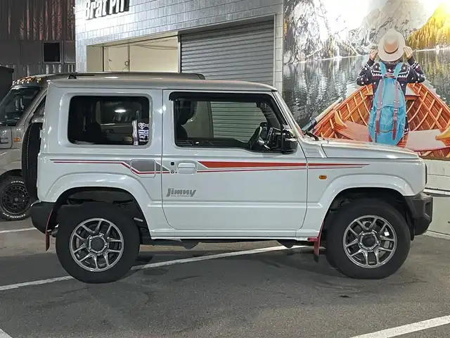 スズキ ジムニー XC 長野県 2023(令5)年 2万km ピュアホワイトP 切替４WDオートマ/ターボ/純正オプションサイドデカール/純正オプションスペアタイヤハーフカバーデカール/純正オプションマッドフラップ/クラリオンオーディオ（CD/FM/USB）/純正アルミホイール/純正フロアマット/前席シートヒーター/オートマチックハイビーム/オートライト/ヘッドライトウォッシャー/ダウンヒルアシストコントロール/衝突被害軽減システム/横滑り防止/ドアバイザー/プッシュスタート/スマートキー/取扱説明書/保証書/スペアキー
