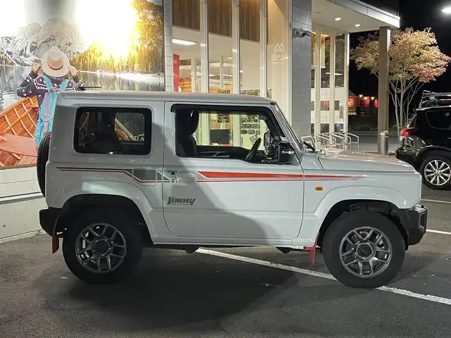 スズキ ジムニー XC 長野県 2023(令5)年 2万km ピュアホワイトP 切替４WDオートマ/ターボ/純正オプションサイドデカール/純正オプションスペアタイヤハーフカバーデカール/純正オプションマッドフラップ/クラリオンオーディオ（CD/FM/USB）/純正アルミホイール/純正フロアマット/前席シートヒーター/オートマチックハイビーム/オートライト/ヘッドライトウォッシャー/ダウンヒルアシストコントロール/衝突被害軽減システム/横滑り防止/ドアバイザー/プッシュスタート/スマートキー/取扱説明書/保証書/スペアキー
