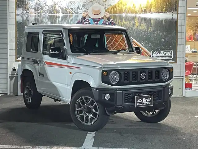 スズキ ジムニー XC 長野県 2023(令5)年 2万km ピュアホワイトP 切替４WDオートマ/ターボ/純正オプションサイドデカール/純正オプションスペアタイヤハーフカバーデカール/純正オプションマッドフラップ/クラリオンオーディオ（CD/FM/USB）/純正アルミホイール/純正フロアマット/前席シートヒーター/オートマチックハイビーム/オートライト/ヘッドライトウォッシャー/ダウンヒルアシストコントロール/衝突被害軽減システム/横滑り防止/ドアバイザー/プッシュスタート/スマートキー/取扱説明書/保証書/スペアキー
