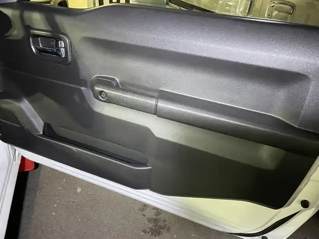 スズキ ジムニー XC 長野県 2023(令5)年 2万km ピュアホワイトP 切替４WDオートマ/ターボ/純正オプションサイドデカール/純正オプションスペアタイヤハーフカバーデカール/純正オプションマッドフラップ/クラリオンオーディオ（CD/FM/USB）/純正アルミホイール/純正フロアマット/前席シートヒーター/オートマチックハイビーム/オートライト/ヘッドライトウォッシャー/ダウンヒルアシストコントロール/衝突被害軽減システム/横滑り防止/ドアバイザー/プッシュスタート/スマートキー/取扱説明書/保証書/スペアキー