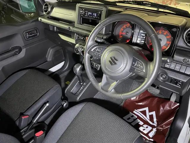 スズキ ジムニー XC 長野県 2023(令5)年 2万km ピュアホワイトP 切替４WDオートマ/ターボ/純正オプションサイドデカール/純正オプションスペアタイヤハーフカバーデカール/純正オプションマッドフラップ/クラリオンオーディオ（CD/FM/USB）/純正アルミホイール/純正フロアマット/前席シートヒーター/オートマチックハイビーム/オートライト/ヘッドライトウォッシャー/ダウンヒルアシストコントロール/衝突被害軽減システム/横滑り防止/ドアバイザー/プッシュスタート/スマートキー/取扱説明書/保証書/スペアキー