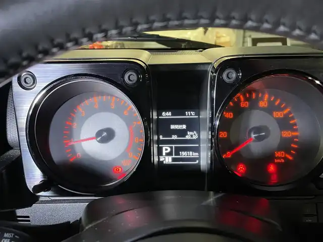 スズキ ジムニー XC 長野県 2023(令5)年 2万km ピュアホワイトP 切替４WDオートマ/ターボ/純正オプションサイドデカール/純正オプションスペアタイヤハーフカバーデカール/純正オプションマッドフラップ/クラリオンオーディオ（CD/FM/USB）/純正アルミホイール/純正フロアマット/前席シートヒーター/オートマチックハイビーム/オートライト/ヘッドライトウォッシャー/ダウンヒルアシストコントロール/衝突被害軽減システム/横滑り防止/ドアバイザー/プッシュスタート/スマートキー/取扱説明書/保証書/スペアキー