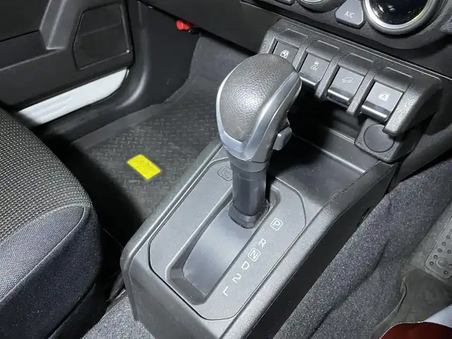 スズキ ジムニー XC 長野県 2023(令5)年 2万km ピュアホワイトP 切替４WDオートマ/ターボ/純正オプションサイドデカール/純正オプションスペアタイヤハーフカバーデカール/純正オプションマッドフラップ/クラリオンオーディオ（CD/FM/USB）/純正アルミホイール/純正フロアマット/前席シートヒーター/オートマチックハイビーム/オートライト/ヘッドライトウォッシャー/ダウンヒルアシストコントロール/衝突被害軽減システム/横滑り防止/ドアバイザー/プッシュスタート/スマートキー/取扱説明書/保証書/スペアキー