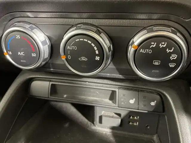 マツダ ロードスター S レザーパッケージ 福岡県 2015(平27)年 8.2万km セラミックM 純正ナビ/（AM/FM/BT）/フルセグTV/D/Nシートヒーター/BSM/横滑り防止装置/レーンアシスト/アイドリングストップ/ステアリングスイッチ/プッシュスタート/スマートキー/純正AW16インチ