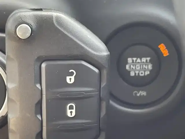 クライスラー・ジープ ジープ ラングラー アンリミテッド スポーツ 兵庫県 2019(令1)年 6.5万km 白 純正ナビ/Bluetooth接続/ETC/バック・サイドカメラ/クルーズコントロール/オートライト/コーナーセンサー/オープン/AUX/スマートキー/純正ゴムマット/フォグランプ/背面タイヤ