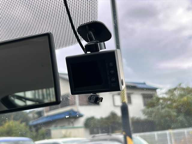 トヨタ プリウス S 岐阜県 2015(平27)年 4.4万km ホワイトパールクリスタルシャイン 登録時走行距離43452km/純正ＳＤナビ/フルセグＴＶ/プッシュスタート/バックカメラ/ドライブレコーダー/スマートキー/スペアキー/社外アルミホイール/Bluetooth接続/CDチェンジャー/禁煙車/ドアバイザー/ビルトインＥＴＣ/ＬＥＤヘッドライト/フロントフォグランプ/オートライト/アイドリングストップ