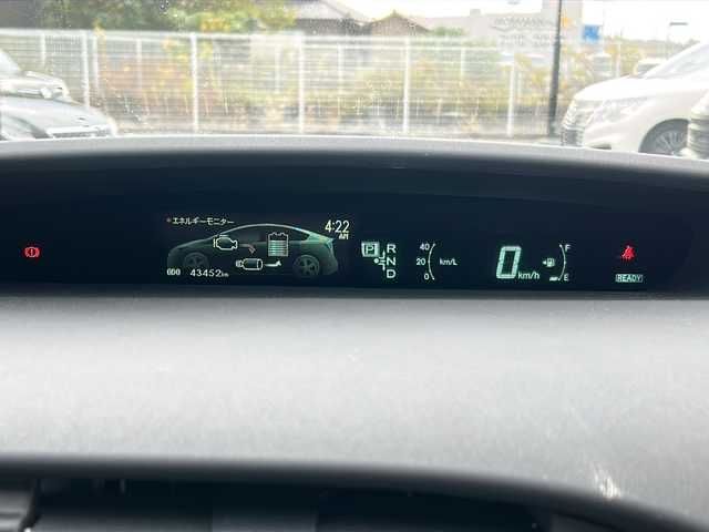 トヨタ プリウス S 岐阜県 2015(平27)年 4.4万km ホワイトパールクリスタルシャイン 登録時走行距離43452km/純正ＳＤナビ/フルセグＴＶ/プッシュスタート/バックカメラ/ドライブレコーダー/スマートキー/スペアキー/社外アルミホイール/Bluetooth接続/CDチェンジャー/禁煙車/ドアバイザー/ビルトインＥＴＣ/ＬＥＤヘッドライト/フロントフォグランプ/オートライト/アイドリングストップ