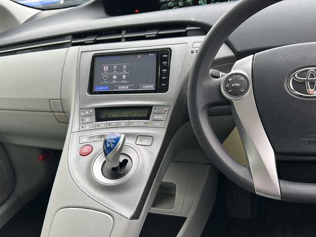 トヨタ プリウス S 岐阜県 2015(平27)年 4.4万km ホワイトパールクリスタルシャイン 登録時走行距離43452km/純正ＳＤナビ/フルセグＴＶ/プッシュスタート/バックカメラ/ドライブレコーダー/スマートキー/スペアキー/社外アルミホイール/Bluetooth接続/CDチェンジャー/禁煙車/ドアバイザー/ビルトインＥＴＣ/ＬＥＤヘッドライト/フロントフォグランプ/オートライト/アイドリングストップ