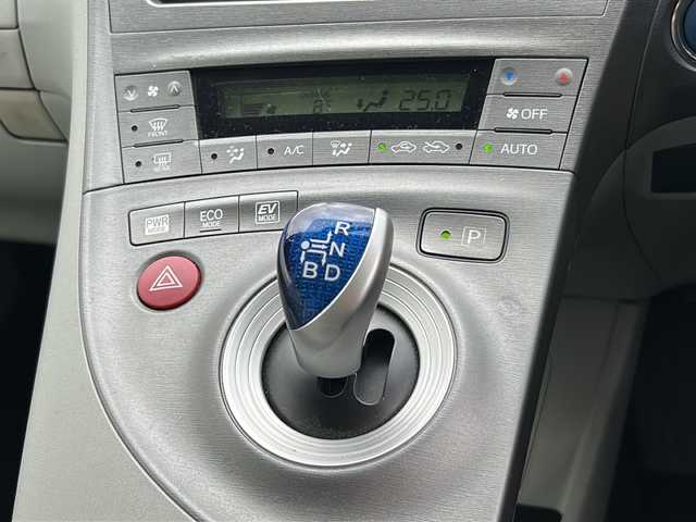 トヨタ プリウス S 岐阜県 2015(平27)年 4.4万km ホワイトパールクリスタルシャイン 登録時走行距離43452km/純正ＳＤナビ/フルセグＴＶ/プッシュスタート/バックカメラ/ドライブレコーダー/スマートキー/スペアキー/社外アルミホイール/Bluetooth接続/CDチェンジャー/禁煙車/ドアバイザー/ビルトインＥＴＣ/ＬＥＤヘッドライト/フロントフォグランプ/オートライト/アイドリングストップ