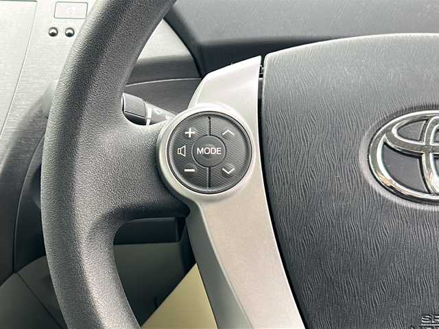 トヨタ プリウス S 岐阜県 2015(平27)年 4.4万km ホワイトパールクリスタルシャイン 登録時走行距離43452km/純正ＳＤナビ/フルセグＴＶ/プッシュスタート/バックカメラ/ドライブレコーダー/スマートキー/スペアキー/社外アルミホイール/Bluetooth接続/CDチェンジャー/禁煙車/ドアバイザー/ビルトインＥＴＣ/ＬＥＤヘッドライト/フロントフォグランプ/オートライト/アイドリングストップ