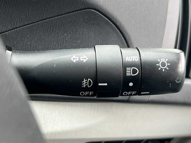 トヨタ プリウス S 岐阜県 2015(平27)年 4.4万km ホワイトパールクリスタルシャイン 登録時走行距離43452km/純正ＳＤナビ/フルセグＴＶ/プッシュスタート/バックカメラ/ドライブレコーダー/スマートキー/スペアキー/社外アルミホイール/Bluetooth接続/CDチェンジャー/禁煙車/ドアバイザー/ビルトインＥＴＣ/ＬＥＤヘッドライト/フロントフォグランプ/オートライト/アイドリングストップ