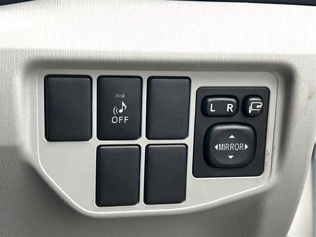 トヨタ プリウス S 岐阜県 2015(平27)年 4.4万km ホワイトパールクリスタルシャイン 登録時走行距離43452km/純正ＳＤナビ/フルセグＴＶ/プッシュスタート/バックカメラ/ドライブレコーダー/スマートキー/スペアキー/社外アルミホイール/Bluetooth接続/CDチェンジャー/禁煙車/ドアバイザー/ビルトインＥＴＣ/ＬＥＤヘッドライト/フロントフォグランプ/オートライト/アイドリングストップ