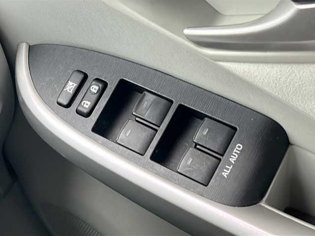 トヨタ プリウス S 岐阜県 2015(平27)年 4.4万km ホワイトパールクリスタルシャイン 登録時走行距離43452km/純正ＳＤナビ/フルセグＴＶ/プッシュスタート/バックカメラ/ドライブレコーダー/スマートキー/スペアキー/社外アルミホイール/Bluetooth接続/CDチェンジャー/禁煙車/ドアバイザー/ビルトインＥＴＣ/ＬＥＤヘッドライト/フロントフォグランプ/オートライト/アイドリングストップ