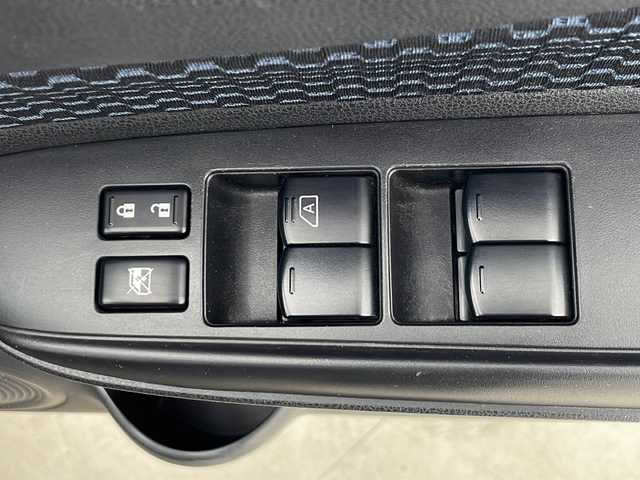 日産 ノート X FOUR 秋田県 2014(平26)年 4.9万km スーパーブラック 4WD/純正オーディオ/(CD/FM/AM/AUX)/プッシュスタート/スマートキー/純正エンジンスターター/ハロゲンヘッドライト/ライトレベライザー/社外アルミホイール/社外フロアマット/電動格納ミラー