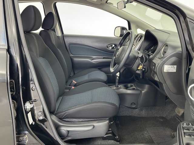 日産 ノート X FOUR 秋田県 2014(平26)年 4.9万km スーパーブラック 4WD/純正オーディオ/(CD/FM/AM/AUX)/プッシュスタート/スマートキー/純正エンジンスターター/ハロゲンヘッドライト/ライトレベライザー/社外アルミホイール/社外フロアマット/電動格納ミラー