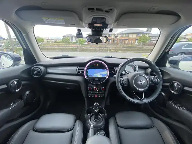 ＭＩＮＩ ミニ クーパー 福岡県 2020(令2)年 1.9万km ペッパー・ホワイト ・クルーズコントロール/・純正HDDナビ/USB/・バックカメラ/・黒革シート/シートヒーター/・社外前後ドライブレコーダー/・社外ETC/・純正16AW/・プッシュスタート/・アイドリングストップ/・スマートキー/・スペアキー/・オートライト/・LEDライト