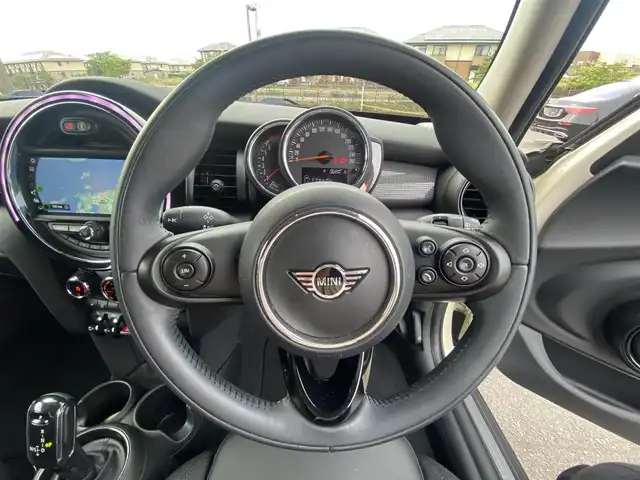 ＭＩＮＩ ミニ クーパー 福岡県 2020(令2)年 1.9万km ペッパー・ホワイト ・クルーズコントロール/・純正HDDナビ/USB/・バックカメラ/・黒革シート/シートヒーター/・社外前後ドライブレコーダー/・社外ETC/・純正16AW/・プッシュスタート/・アイドリングストップ/・スマートキー/・スペアキー/・オートライト/・LEDライト