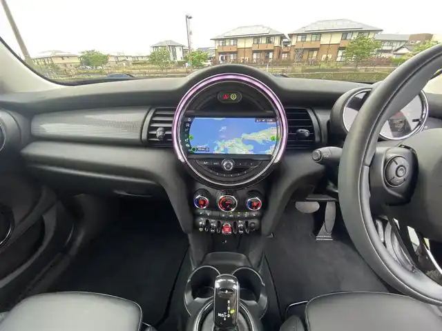ＭＩＮＩ ミニ クーパー 福岡県 2020(令2)年 1.9万km ペッパー・ホワイト ・クルーズコントロール/・純正HDDナビ/USB/・バックカメラ/・黒革シート/シートヒーター/・社外前後ドライブレコーダー/・社外ETC/・純正16AW/・プッシュスタート/・アイドリングストップ/・スマートキー/・スペアキー/・オートライト/・LEDライト