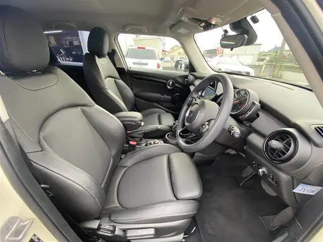 ＭＩＮＩ ミニ クーパー 福岡県 2020(令2)年 1.9万km ペッパー・ホワイト ・クルーズコントロール/・純正HDDナビ/USB/・バックカメラ/・黒革シート/シートヒーター/・社外前後ドライブレコーダー/・社外ETC/・純正16AW/・プッシュスタート/・アイドリングストップ/・スマートキー/・スペアキー/・オートライト/・LEDライト