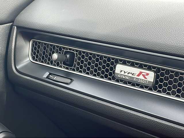 ホンダ シビック タイプR 静岡県 2024(令6)年 0.1万km チャンピオンシップホワイト ワンオーナー/TYPE R専用10.2インチ/　デジタルグラフィックメーターナビ/地デジTV/Bluetooth/バックカメラ/Honda LogR/純正19インチAW/ホンダセンシング/レーダークルーズコントロール/ブラインドスポットモニター/LEDヘッドライト/2.0ETC/スマートキー/スペアキー/保証書/取説