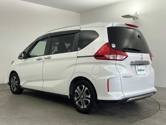 ホンダ フリード＋ クロスター ホンダセンシング 兵庫県 2020(令2)年 9.3万km プラチナホワイトパール ・純正SDナビ（VXM-205Ci）/　Bluetoothオーディオ/　CD/DVD再生/　SDミュージックサーバー/・バックカメラ/・ビルドインETC/・ホンダセンシング/・衝突被害軽減システム/・レーダークルーズコントロール/・レーンキープアシスト/・誤発進抑制機能/・ウォークスルー/・純正フロアマット/・純正15インチアルミホイール/・革巻きステアリング/・ステアリングリモコン/・両側パワースライドドア/・後席サンシェード/・ABS/・横滑り防止機能/・盗難防止装置/・オートライト/・LEDヘッドライト/・W＋サイドエアバック/・カーテンエアバック/・スマートキー/・アイドリングストップ/・AACエアコン