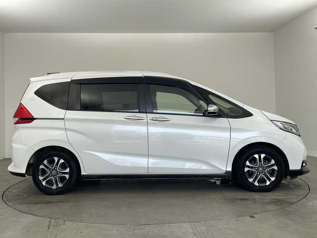 ホンダ フリード＋ クロスター ホンダセンシング 兵庫県 2020(令2)年 9.3万km プラチナホワイトパール ・純正SDナビ（VXM-205Ci）/　Bluetoothオーディオ/　CD/DVD再生/　SDミュージックサーバー/・バックカメラ/・ビルドインETC/・ホンダセンシング/・衝突被害軽減システム/・レーダークルーズコントロール/・レーンキープアシスト/・誤発進抑制機能/・ウォークスルー/・純正フロアマット/・純正15インチアルミホイール/・革巻きステアリング/・ステアリングリモコン/・両側パワースライドドア/・後席サンシェード/・ABS/・横滑り防止機能/・盗難防止装置/・オートライト/・LEDヘッドライト/・W＋サイドエアバック/・カーテンエアバック/・スマートキー/・アイドリングストップ/・AACエアコン