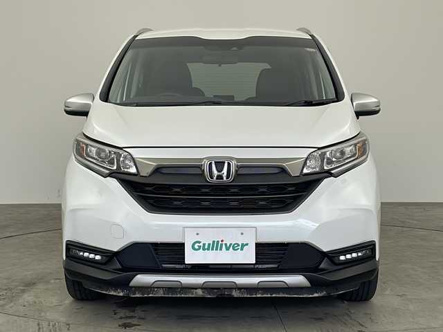 ホンダ フリード＋ クロスター ホンダセンシング 兵庫県 2020(令2)年 9.3万km プラチナホワイトパール ・純正SDナビ（VXM-205Ci）/　Bluetoothオーディオ/　CD/DVD再生/　SDミュージックサーバー/・バックカメラ/・ビルドインETC/・ホンダセンシング/・衝突被害軽減システム/・レーダークルーズコントロール/・レーンキープアシスト/・誤発進抑制機能/・ウォークスルー/・純正フロアマット/・純正15インチアルミホイール/・革巻きステアリング/・ステアリングリモコン/・両側パワースライドドア/・後席サンシェード/・ABS/・横滑り防止機能/・盗難防止装置/・オートライト/・LEDヘッドライト/・W＋サイドエアバック/・カーテンエアバック/・スマートキー/・アイドリングストップ/・AACエアコン