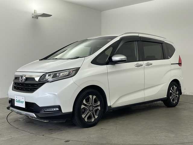ホンダ フリード＋ クロスター ホンダセンシング 兵庫県 2020(令2)年 9.3万km プラチナホワイトパール ・純正SDナビ（VXM-205Ci）/　Bluetoothオーディオ/　CD/DVD再生/　SDミュージックサーバー/・バックカメラ/・ビルドインETC/・ホンダセンシング/・衝突被害軽減システム/・レーダークルーズコントロール/・レーンキープアシスト/・誤発進抑制機能/・ウォークスルー/・純正フロアマット/・純正15インチアルミホイール/・革巻きステアリング/・ステアリングリモコン/・両側パワースライドドア/・後席サンシェード/・ABS/・横滑り防止機能/・盗難防止装置/・オートライト/・LEDヘッドライト/・W＋サイドエアバック/・カーテンエアバック/・スマートキー/・アイドリングストップ/・AACエアコン