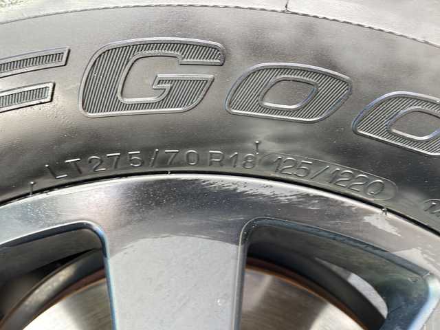 トヨタ ランドクルーザー ２５０ VX ファーストエディション 青森県 2024(令6)年 0.9万km プラチナホワイトパールマイカ 4WD/純正12.3型DAナビ・フルセグTV/パイオニアプレミアムサウンド/Bluetooth・USB・HDMI・ミラキャスト/パノラミックビューモニター/ムーンルーフ/茶革シート/前席ベンチレーション・ヒーター/運転席パワーシート/ステアリングヒーター/デジタルインナーミラー/パワーバックドア/トヨタチームメイト/プリクラッシュセーフティ/レーダークルーズコントロール/レーントレーシングアシスト/レーンディパーチャーアラート/オートマチックハイビーム/ブラインドスポットモニター/純正前後ドライブレコーダー/ファーストエディション純正フロアマット/丸目LEDヘッドランプ(純正角目ライト有)/LEDフォグランプ/LEDリアフォグランプ/ルーフレール/純正18インチアルミ/BFグッドリッチマッドテレーンタイヤ(純正有)/ファーストエディションマッドフラップ(純正有)/モデリスタパッケージ/バンパーガード/アンダーカバー/リアバンパーガーニッシュ/シグネチャーイルミブレード/フェンダーガーニッシュ/バックドアガーニッシュ/リアバンパーステップガード/リアスポイラー
