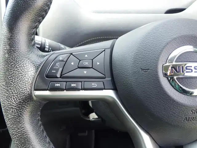 日産 セレナ ハイウェイスター Vセレクション 千葉県 2017(平29)年 6.5万km インペリアルアンバーP エマージェンシーブレーキ/ハンズフリー両側パワースライドドア/9インチ純正SDナビ/地デジTV/【BD/DVD/CD再生機能　Bluetooth接続】/アラウンドビューモニター/フリップダウンモニター/革巻きステアリング/ステアリングスイッチ/ETC/LEDヘッドライト/フォグライト/ウインカーミラー/コーナーセンサー/純正16インチアルミホイル/サイド/カーテンエアバッグ/インテリジェントキー