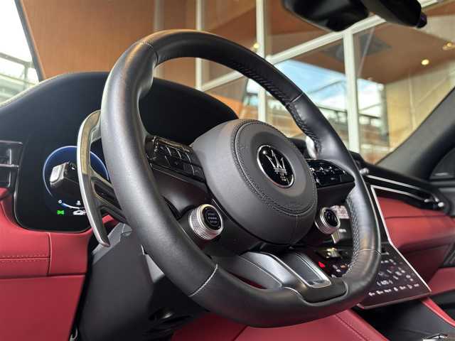 マセラティ マセラティ グレカーレ トロフェオ 宮城県 2023(令5)年 1.9万km グレー パノラマサンルーフ/Sonusfaberサウンド/ヘッドアップディスプレイ/純正メモリナビ/フルセグTV/全方位カメラ/レッドレザーシート/シートベンチレーション/シートヒーター/ステアリングヒーター/純正21インチAW/レッドブレーキキャリパー/LEDヘッドライト/エアサスペンション/パワーバックドア/液晶メーターパネル/前後ドライブレコーダー