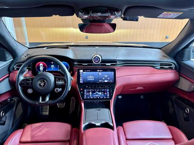 マセラティ マセラティ グレカーレ トロフェオ 宮城県 2023(令5)年 1.9万km グレー パノラマサンルーフ/Sonusfaberサウンド/ヘッドアップディスプレイ/純正メモリナビ/フルセグTV/全方位カメラ/レッドレザーシート/シートベンチレーション/シートヒーター/ステアリングヒーター/純正21インチAW/レッドブレーキキャリパー/LEDヘッドライト/エアサスペンション/パワーバックドア/液晶メーターパネル/前後ドライブレコーダー