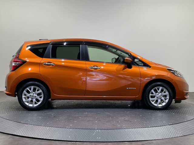 日産 ノート e－パワー X 愛媛県 2017(平29)年 4万km プレミアムコロナオレンジ 純正ナビ/フルセグテレビ/Bluetooth/DVD/アラウンドビューモニター/エマージェンシーブレーキ/レーンキープアシスト/オートライト/コーナーセンサー/ドライブレコーダー/ETC/スマートキー