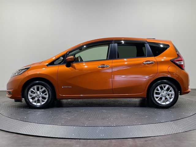 日産 ノート e－パワー X 愛媛県 2017(平29)年 4万km プレミアムコロナオレンジ 純正ナビ/フルセグテレビ/Bluetooth/DVD/アラウンドビューモニター/エマージェンシーブレーキ/レーンキープアシスト/オートライト/コーナーセンサー/ドライブレコーダー/ETC/スマートキー