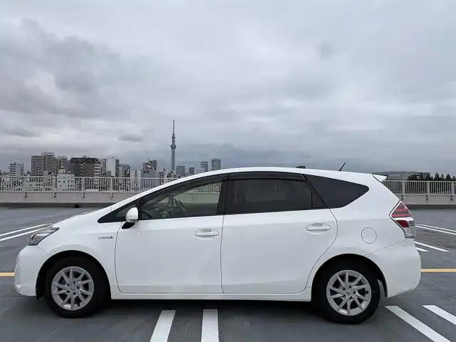 トヨタ プリウス α S 東京都 2017(平29)年 6.2万km スーパーホワイトⅡ 純正SDナビ(NSCD-W66)（BT/地デジTV/CD)/レーダークルーズコントロール/プリクラッシュセーフティ/レーンディパーチャーアラート/オートマティックハイビーム/バックカメラ/ビルトインETC/純正ドライブレコーダー（DRT-H66A）/スペアキー１本/保証書/取扱説明書/純正マット・バイザー