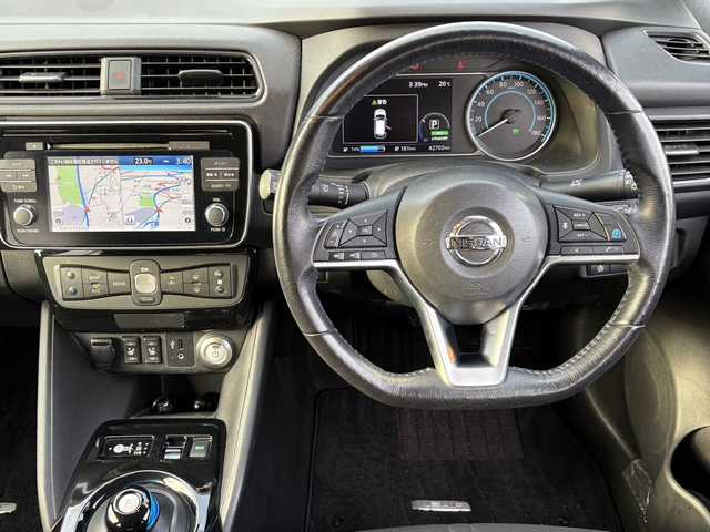 日産 リーフ X Vセレクション 大分県 2019(令1)年 4.3万km ブリリアントホワイトパール エマージェンシーブレーキサポート/プロパイロット/スマートルームミラー/アダプティブクルーズコントロール/純正メモリーナビ/アラウンドビューモニター/シートヒーター/ステアリングヒーター/ビルトインETC/純正LEDヘッドライト/オートライトコントロール/スマートキー/エンジンプッシュスタート/前後クリアランスソナー/純正17インチアルミホイール