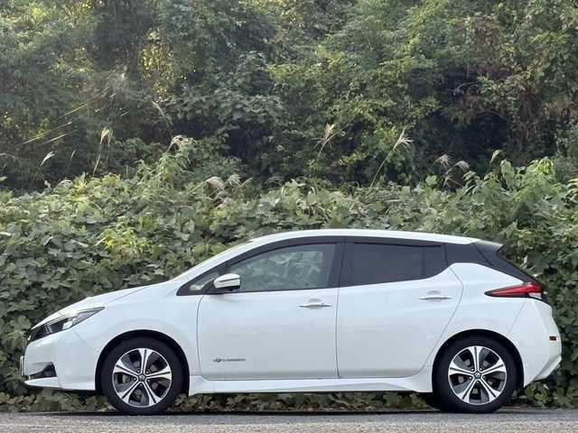 日産 リーフ X Vセレクション 大分県 2019(令1)年 4.3万km ブリリアントホワイトパール エマージェンシーブレーキサポート/プロパイロット/スマートルームミラー/アダプティブクルーズコントロール/純正メモリーナビ/アラウンドビューモニター/シートヒーター/ステアリングヒーター/ビルトインETC/純正LEDヘッドライト/オートライトコントロール/スマートキー/エンジンプッシュスタート/前後クリアランスソナー/純正17インチアルミホイール
