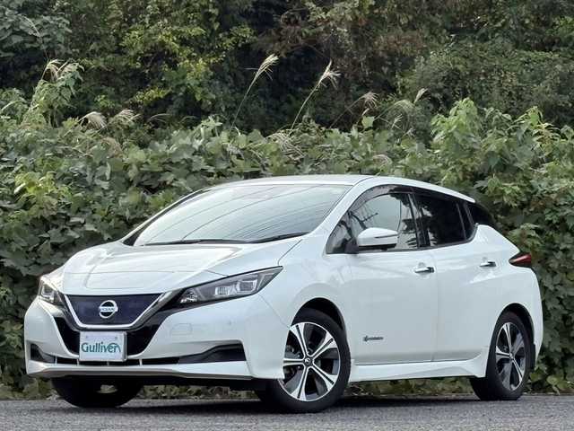 日産 リーフ X Vセレクション 大分県 2019(令1)年 4.3万km ブリリアントホワイトパール エマージェンシーブレーキサポート/プロパイロット/スマートルームミラー/アダプティブクルーズコントロール/純正メモリーナビ/アラウンドビューモニター/シートヒーター/ステアリングヒーター/ビルトインETC/純正LEDヘッドライト/オートライトコントロール/スマートキー/エンジンプッシュスタート/前後クリアランスソナー/純正17インチアルミホイール