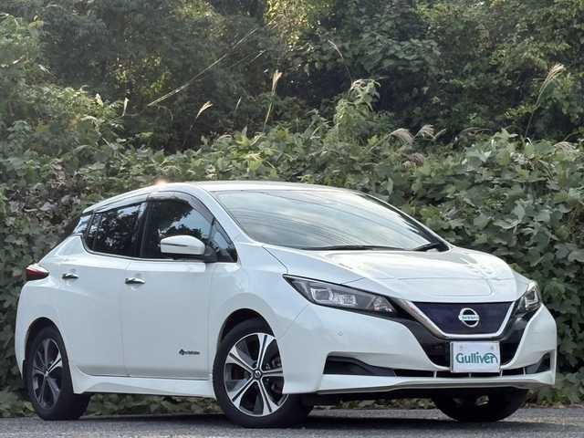 日産 リーフ X Vセレクション 大分県 2019(令1)年 4.3万km ブリリアントホワイトパール エマージェンシーブレーキサポート/プロパイロット/スマートルームミラー/アダプティブクルーズコントロール/純正メモリーナビ/アラウンドビューモニター/シートヒーター/ステアリングヒーター/ビルトインETC/純正LEDヘッドライト/オートライトコントロール/スマートキー/エンジンプッシュスタート/前後クリアランスソナー/純正17インチアルミホイール