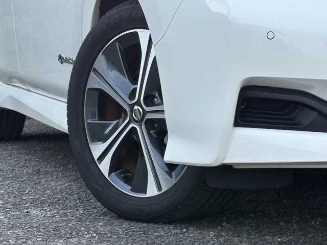 日産 リーフ X Vセレクション 大分県 2019(令1)年 4.3万km ブリリアントホワイトパール エマージェンシーブレーキサポート/プロパイロット/スマートルームミラー/アダプティブクルーズコントロール/純正メモリーナビ/アラウンドビューモニター/シートヒーター/ステアリングヒーター/ビルトインETC/純正LEDヘッドライト/オートライトコントロール/スマートキー/エンジンプッシュスタート/前後クリアランスソナー/純正17インチアルミホイール