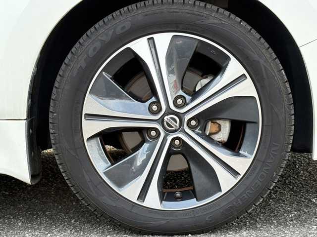 日産 リーフ X Vセレクション 大分県 2019(令1)年 4.3万km ブリリアントホワイトパール エマージェンシーブレーキサポート/プロパイロット/スマートルームミラー/アダプティブクルーズコントロール/純正メモリーナビ/アラウンドビューモニター/シートヒーター/ステアリングヒーター/ビルトインETC/純正LEDヘッドライト/オートライトコントロール/スマートキー/エンジンプッシュスタート/前後クリアランスソナー/純正17インチアルミホイール