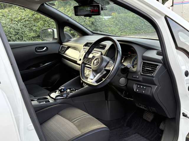 日産 リーフ X Vセレクション 大分県 2019(令1)年 4.3万km ブリリアントホワイトパール エマージェンシーブレーキサポート/プロパイロット/スマートルームミラー/アダプティブクルーズコントロール/純正メモリーナビ/アラウンドビューモニター/シートヒーター/ステアリングヒーター/ビルトインETC/純正LEDヘッドライト/オートライトコントロール/スマートキー/エンジンプッシュスタート/前後クリアランスソナー/純正17インチアルミホイール