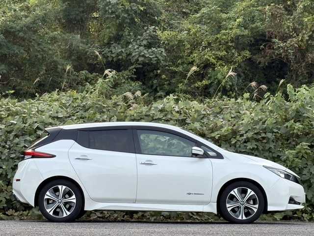 日産 リーフ X Vセレクション 大分県 2019(令1)年 4.3万km ブリリアントホワイトパール エマージェンシーブレーキサポート/プロパイロット/スマートルームミラー/アダプティブクルーズコントロール/純正メモリーナビ/アラウンドビューモニター/シートヒーター/ステアリングヒーター/ビルトインETC/純正LEDヘッドライト/オートライトコントロール/スマートキー/エンジンプッシュスタート/前後クリアランスソナー/純正17インチアルミホイール