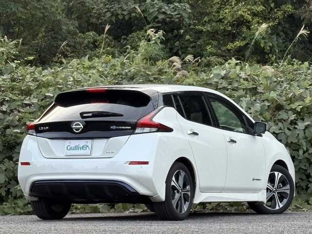 日産 リーフ X Vセレクション 大分県 2019(令1)年 4.3万km ブリリアントホワイトパール エマージェンシーブレーキサポート/プロパイロット/スマートルームミラー/アダプティブクルーズコントロール/純正メモリーナビ/アラウンドビューモニター/シートヒーター/ステアリングヒーター/ビルトインETC/純正LEDヘッドライト/オートライトコントロール/スマートキー/エンジンプッシュスタート/前後クリアランスソナー/純正17インチアルミホイール