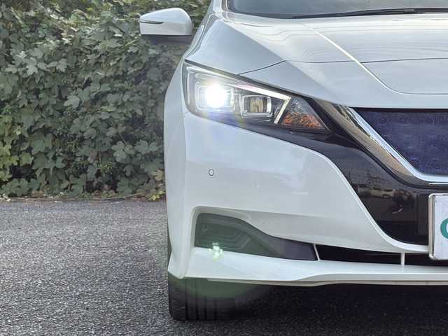 日産 リーフ X Vセレクション 大分県 2019(令1)年 4.3万km ブリリアントホワイトパール エマージェンシーブレーキサポート/プロパイロット/スマートルームミラー/アダプティブクルーズコントロール/純正メモリーナビ/アラウンドビューモニター/シートヒーター/ステアリングヒーター/ビルトインETC/純正LEDヘッドライト/オートライトコントロール/スマートキー/エンジンプッシュスタート/前後クリアランスソナー/純正17インチアルミホイール