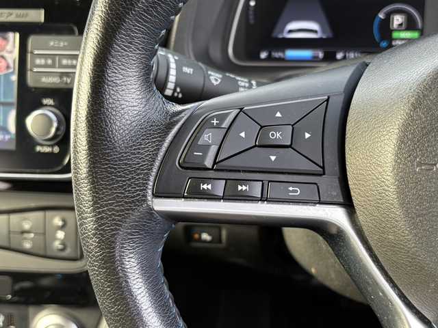 日産 リーフ X Vセレクション 大分県 2019(令1)年 4.3万km ブリリアントホワイトパール エマージェンシーブレーキサポート/プロパイロット/スマートルームミラー/アダプティブクルーズコントロール/純正メモリーナビ/アラウンドビューモニター/シートヒーター/ステアリングヒーター/ビルトインETC/純正LEDヘッドライト/オートライトコントロール/スマートキー/エンジンプッシュスタート/前後クリアランスソナー/純正17インチアルミホイール