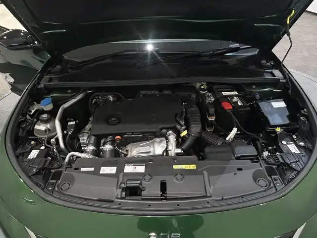プジョー ３０８ GT ブルーHDi 新潟県 2022(令4)年 4.2万km 緑 エレクトリックパーキングブレーキ/フロント＆バックソナー/360°カメラ/アクティブセーフブレーキ/アクティブクルーズコントロール/レーンキープアシスト/トラフィックサインインフォメーション/LEDヘッドライト/コネクテッドナビゲーション/ETC/ハーフレザーシート/D席メモリー付パワーシート/D/N電動ランバーサポート/プッシュスタート/アイドリングストップ/マトリクスLEDヘッドライト/シートヒーター（D席N席）