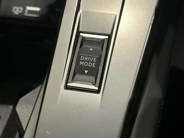 プジョー ３０８ GT ブルーHDi 新潟県 2022(令4)年 4.2万km 緑 エレクトリックパーキングブレーキ/フロント＆バックソナー/360°カメラ/アクティブセーフブレーキ/アクティブクルーズコントロール/レーンキープアシスト/トラフィックサインインフォメーション/LEDヘッドライト/コネクテッドナビゲーション/ETC/ハーフレザーシート/D席メモリー付パワーシート/D/N電動ランバーサポート/プッシュスタート/アイドリングストップ/マトリクスLEDヘッドライト/シートヒーター（D席N席）