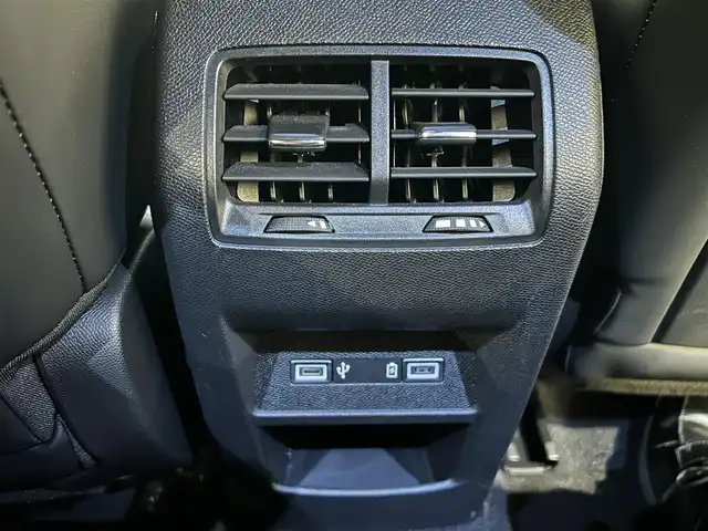 プジョー ３０８ GT ブルーHDi 新潟県 2022(令4)年 4.2万km 緑 エレクトリックパーキングブレーキ/フロント＆バックソナー/360°カメラ/アクティブセーフブレーキ/アクティブクルーズコントロール/レーンキープアシスト/トラフィックサインインフォメーション/LEDヘッドライト/コネクテッドナビゲーション/ETC/ハーフレザーシート/D席メモリー付パワーシート/D/N電動ランバーサポート/プッシュスタート/アイドリングストップ/マトリクスLEDヘッドライト/シートヒーター（D席N席）