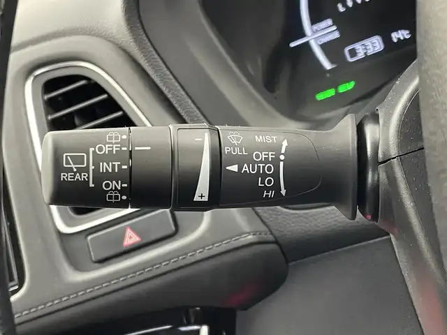 ホンダ ヴェゼル ハイブリッド Z ホンダセンシング 埼玉県 2018(平30)年 7.1万km パール 社外８インチナビ　バックカメラ　ビルトインＥＴＣ　ドライブレコーダー　ホンダセンシング　アダプティブクルーズコントロール　シートヒーター　メモリシート　ＨＤＭＩ　純正アルミ　オートライト　ＬＥＤ　ＴＶ